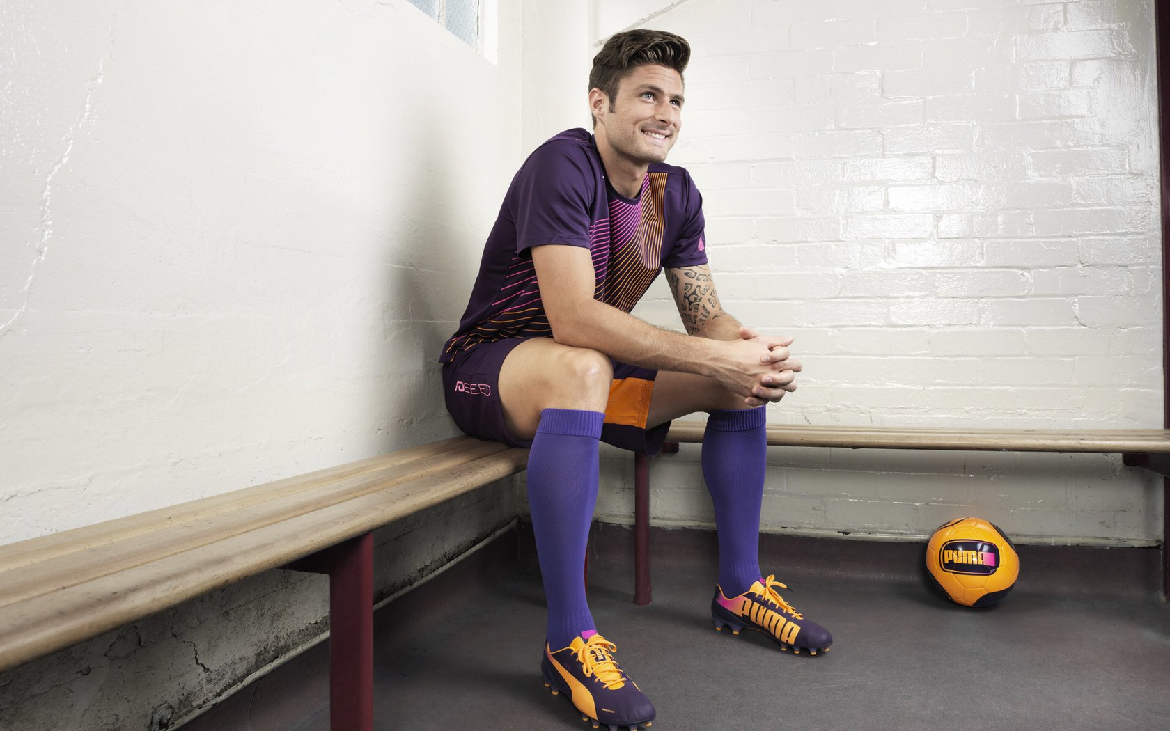 全黑队的攻守兼备让比赛更加精彩纷呈，黑队黑队口号