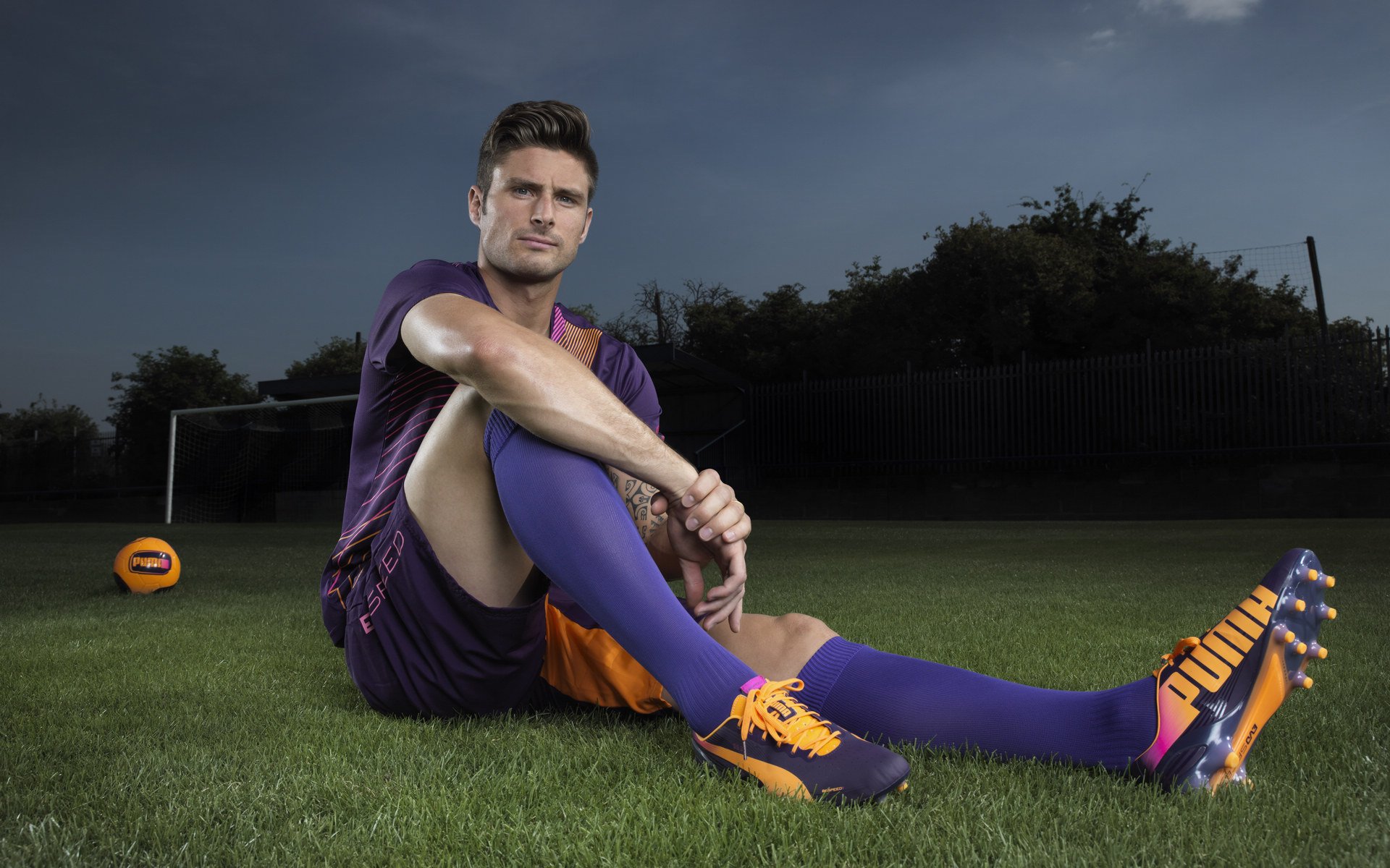 九游体育网站入口-安东·李恩：凭借不懈的跑动和精准的传球，他为全黑队创造进攻机会